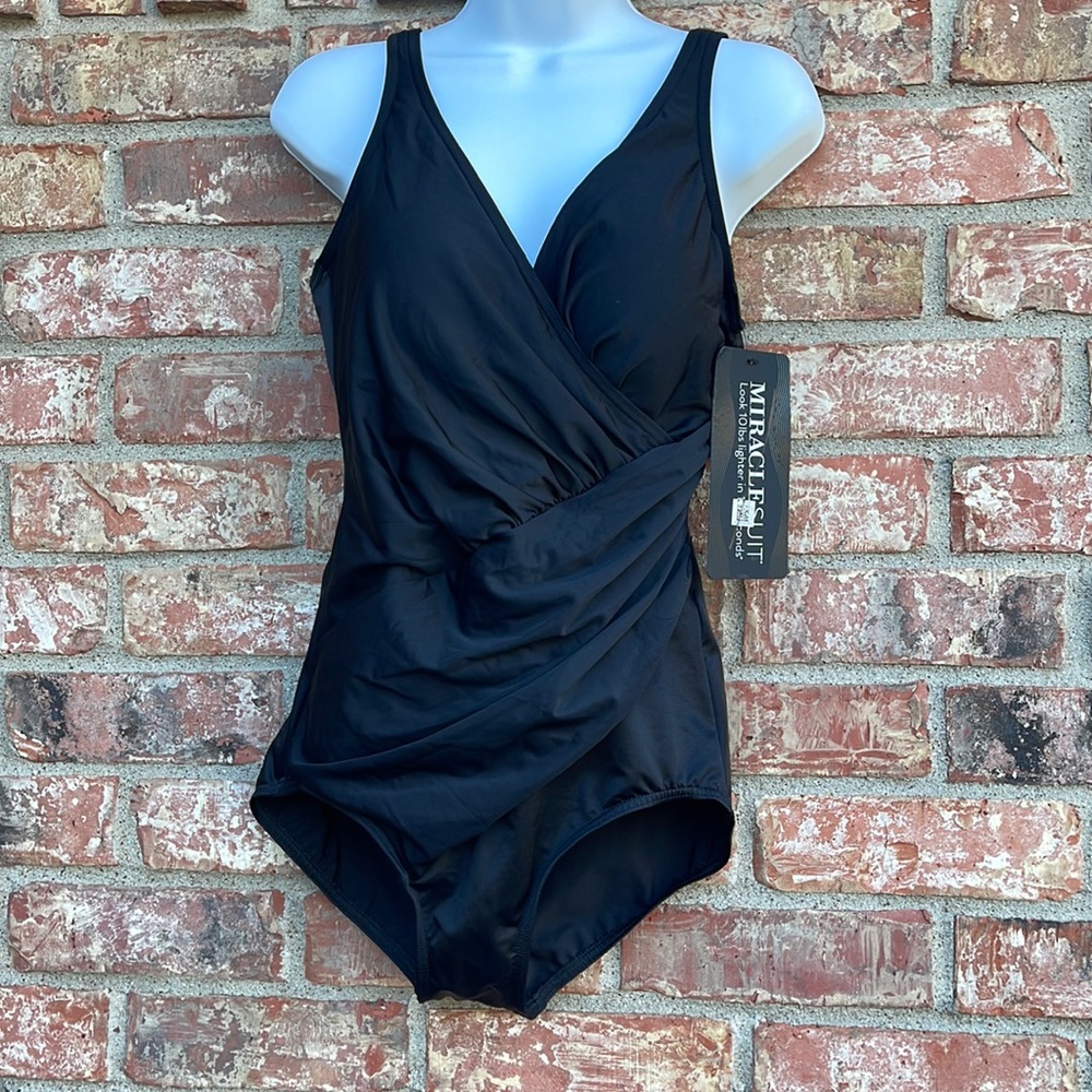 Gorgeous Miraclesuit Oceanus Size 14DD New With Tags color Black.